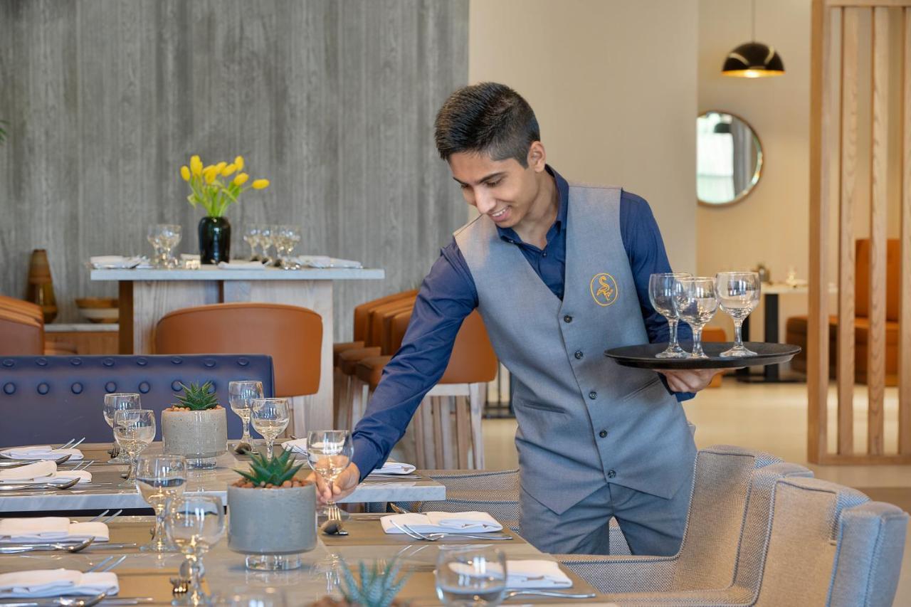 Voco Al Khobar By Ihg Hotel Luaran gambar A waiter at work