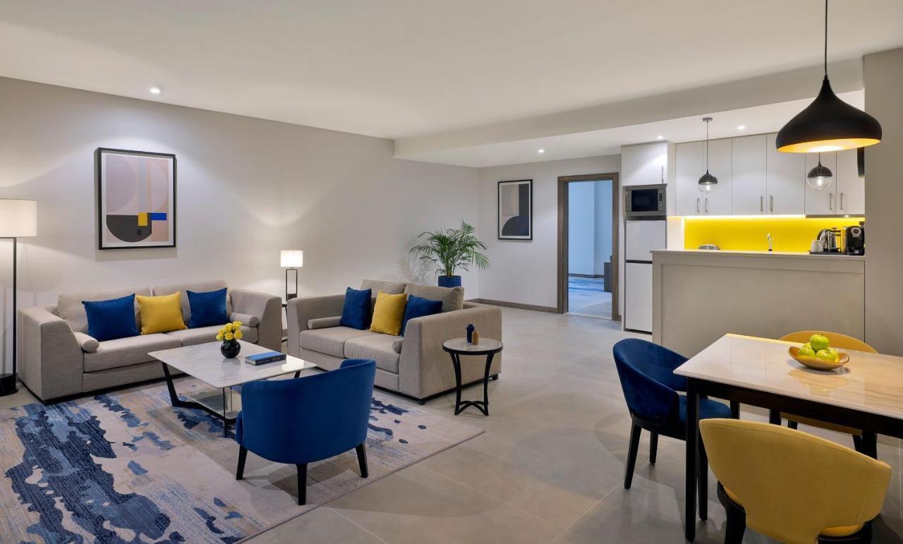 Voco Al Khobar By Ihg Hotel Luaran gambar A living room at the hotel