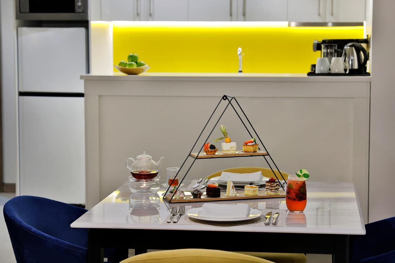 Voco Al Khobar By Ihg Hotel Luaran gambar A pyramid cake stand