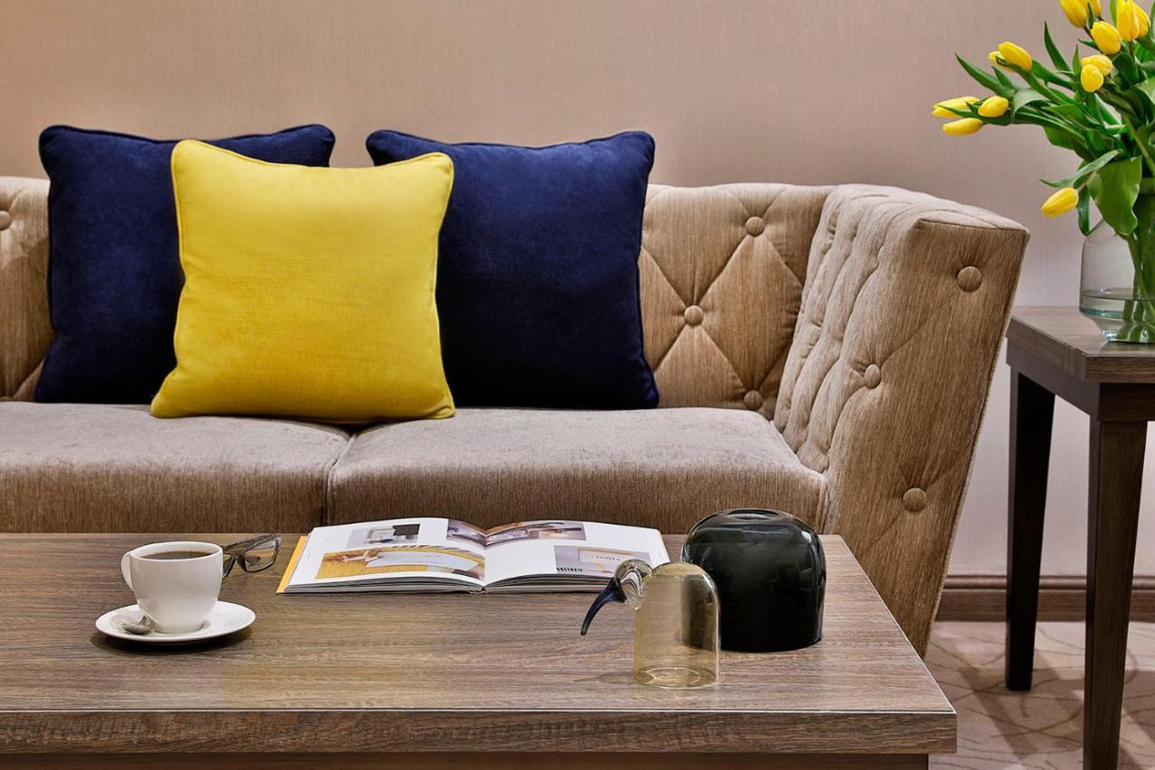 Voco Al Khobar By Ihg Hotel Luaran gambar A sofa with cushions