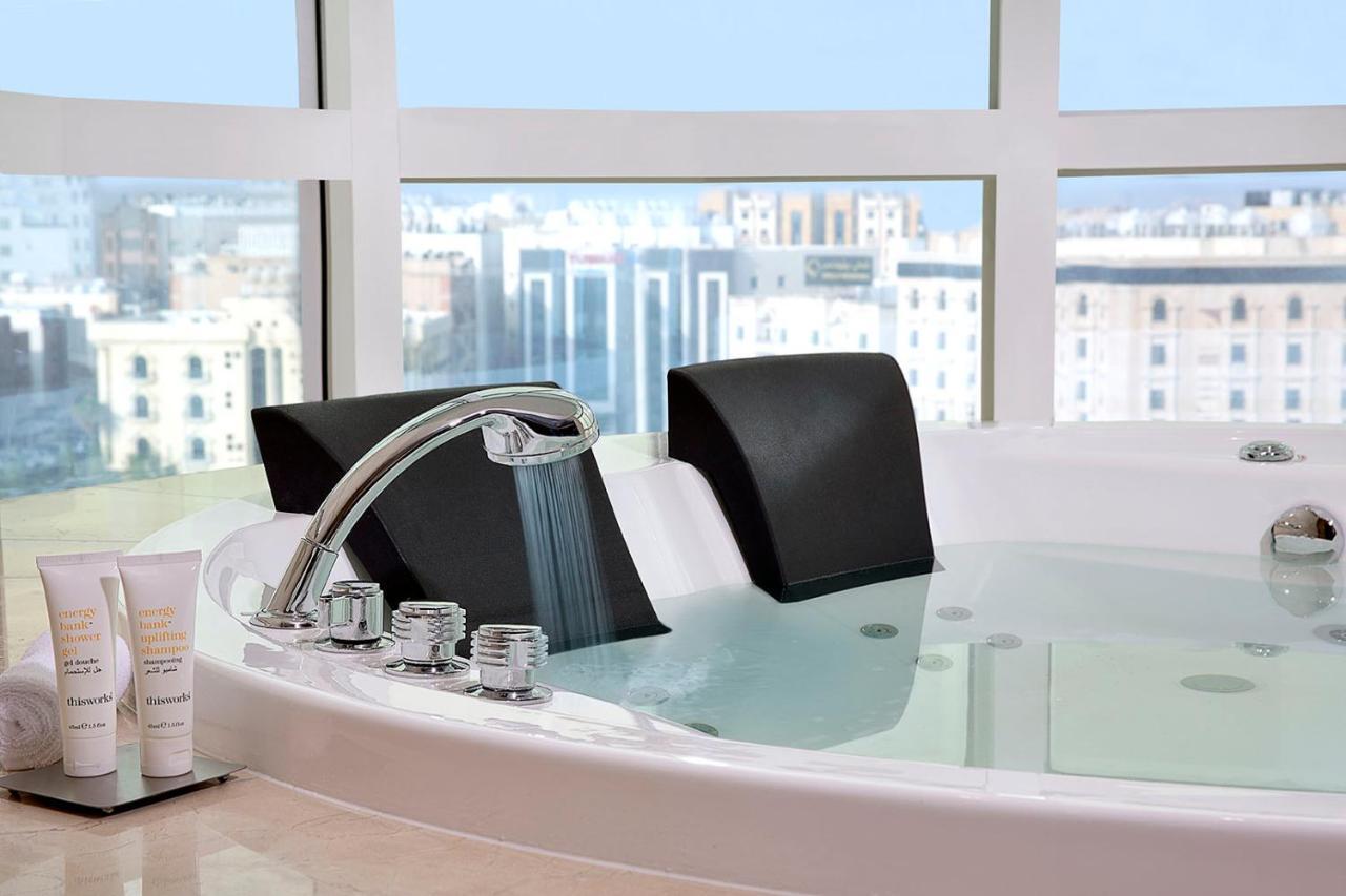 Voco Al Khobar By Ihg Hotel Luaran gambar A modern bathtub