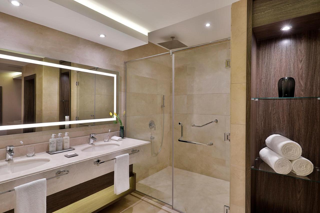 Voco Al Khobar By Ihg Hotel Luaran gambar A shower enclosure