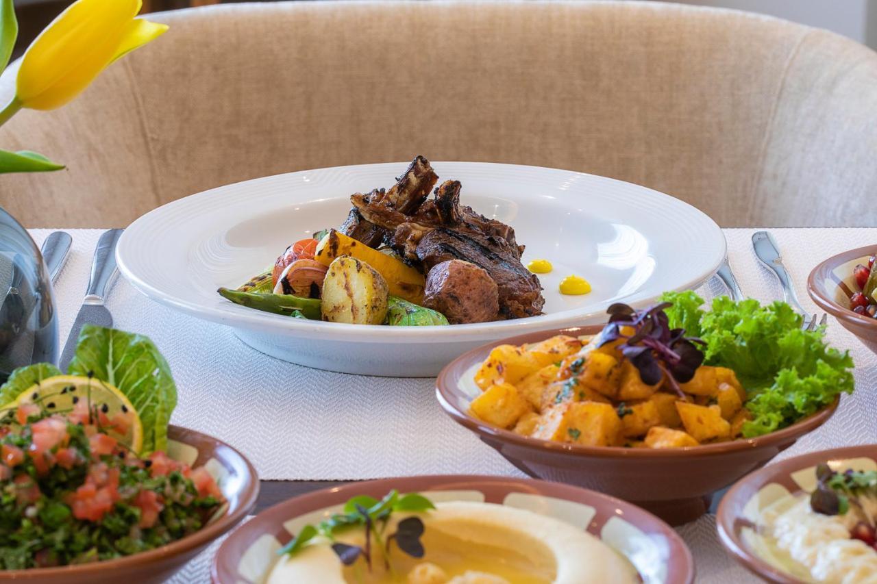 Voco Al Khobar By Ihg Hotel Luaran gambar A selection of dishes at the restaurant